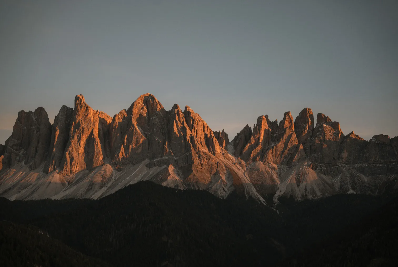Alpenglühen an der Geislergruppe – Odles-Felsspitzen leuchten orange-rot bei Sonnenuntergang über Villnöß