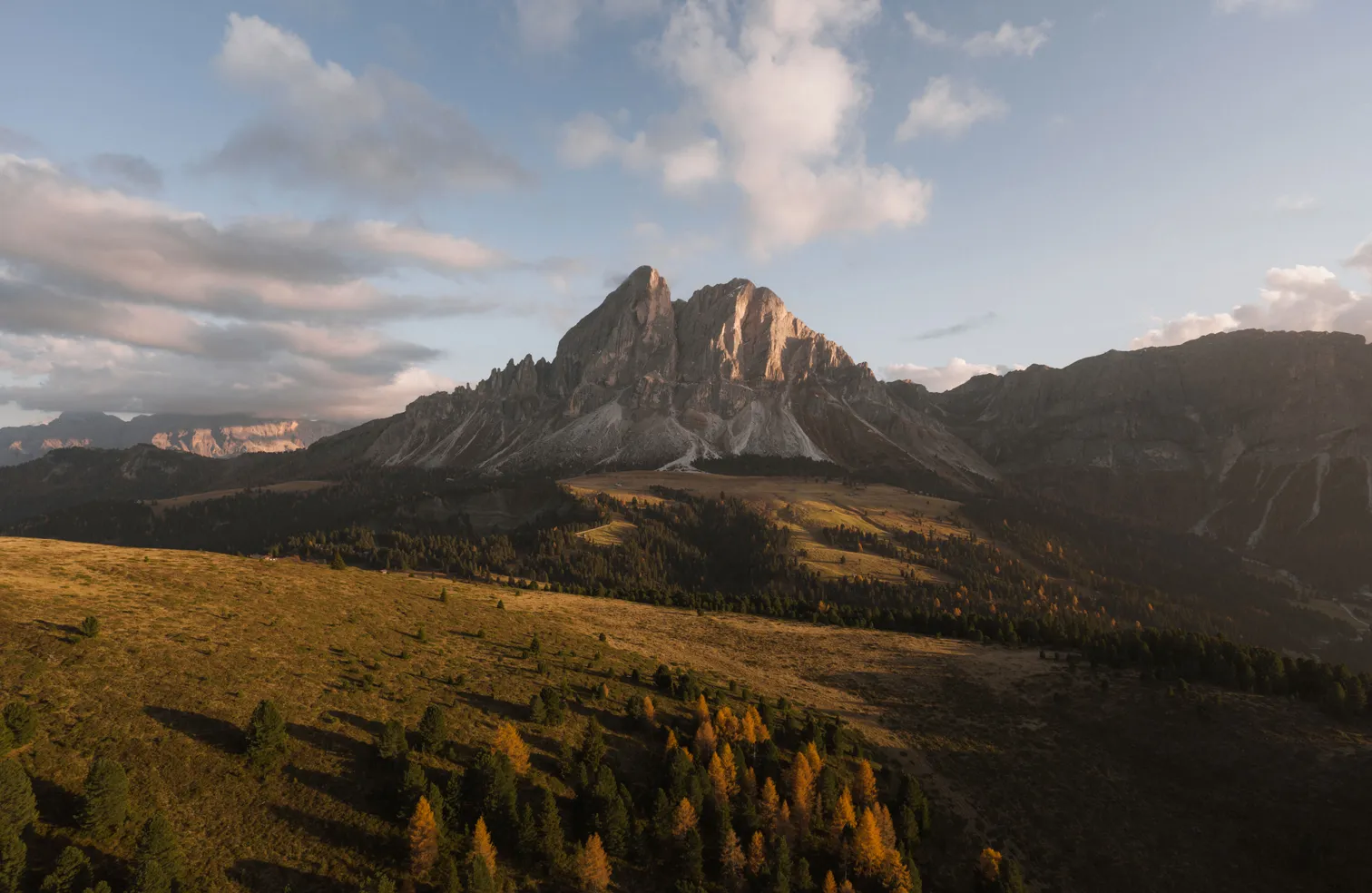 Herbstliche Berglandschaft am Peitlerkofel bei Lüsen mit bunten Lärchenwäldern und Dolomitenpanorama