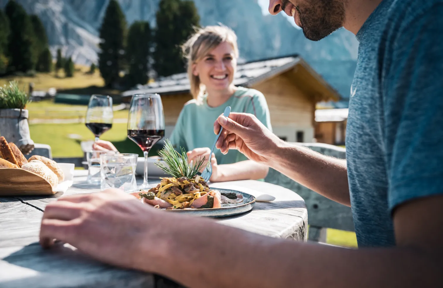 Südtiroler Jausenplatte mit Speck und Käse aus Villnöß-Lüsen serviert auf urigem Holztisch in den Odles Dolomiten
