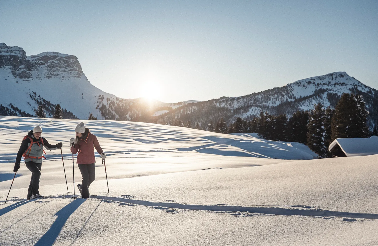 Escursionisti con ciaspole davanti alle caratteristiche Odle nel Parco Naturale Puez-Odle Alto Adige