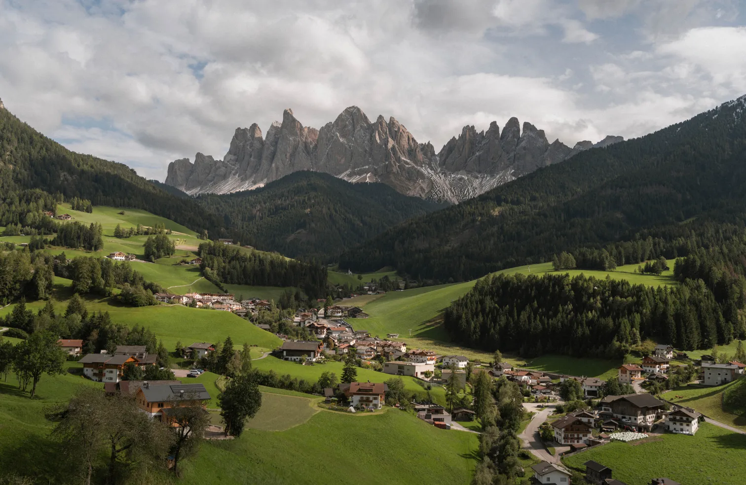 Escursione autunnale a Funes-Luson: boschi di larici dorati e scoscese cime dolomitiche sotto cielo azzurro