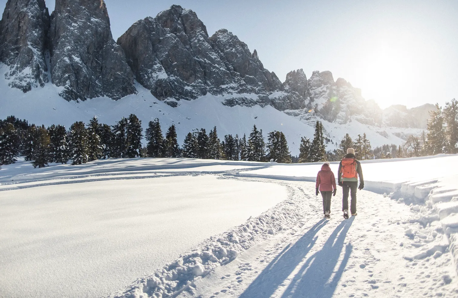 Winterwanderung im verschneiten Villnöß mit Blick auf die schneebedeckten Geisler Dolomiten