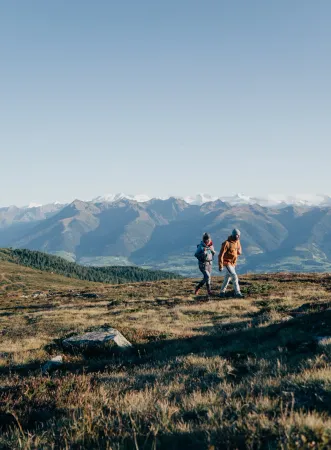 Lüsner Alm Panorama mit Dolorama-Aussichtsplattform, grünen Almwiesen und dramatischem Campill-Gipfel-Massiv