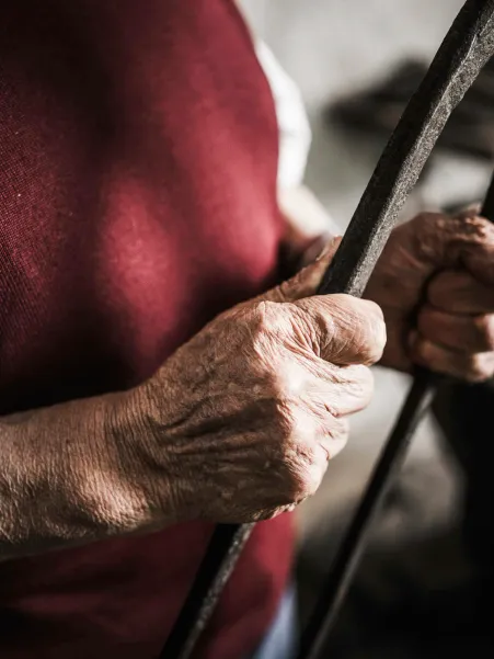 Handwerkerhände mit Schmiedewerkzeug – traditionelles Südtiroler Handwerk in Villnöß-Lüsen