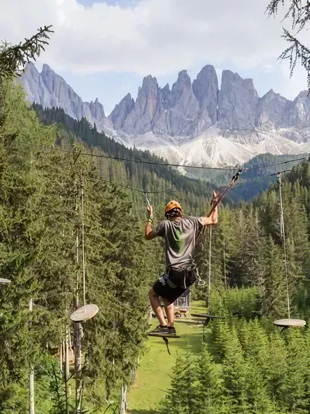 Hochseilgarten-Abenteuer in Lüsen: Familienspaß mit atemberaubendem Blick auf Peitlerkofel und Dolomiten