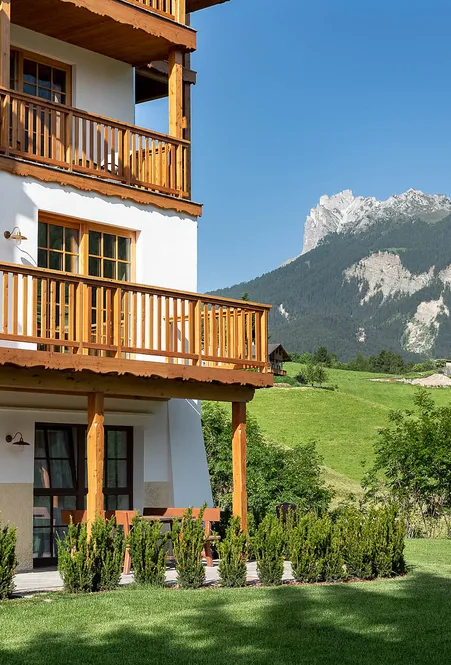 Villa Messner in Villnöß – elegante Unterkunft mit historischem Charme vor imposanter Geisler-Bergkulisse