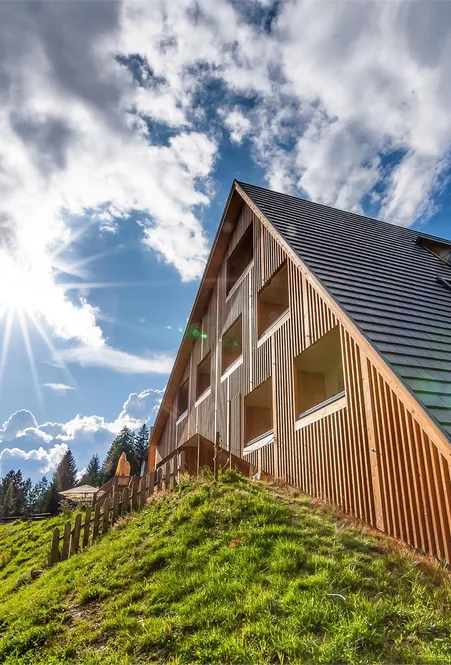 Almhotel Oberhauserhütte auf der Lüsner Alm – traditionelle Südtiroler Bergunterkunft mit Dolomitenpanorama