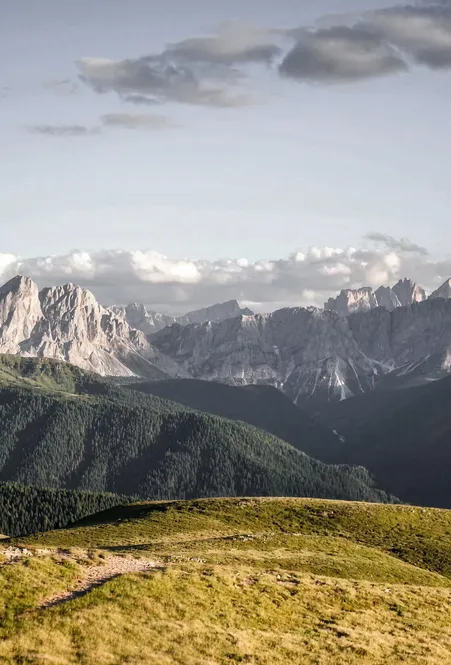 Weitläufige Lüsner Alm mit majestätischem Peitlerkofel im Hintergrund, Wanderparadies in den Südtiroler Dolomiten