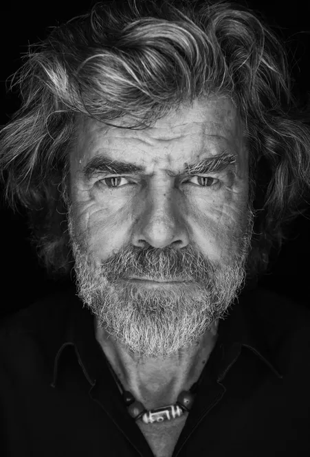 Reinhold Messner in espressivo ritratto in bianco e nero – famoso alpinista e figlio della Val di Funes in Alto Adige