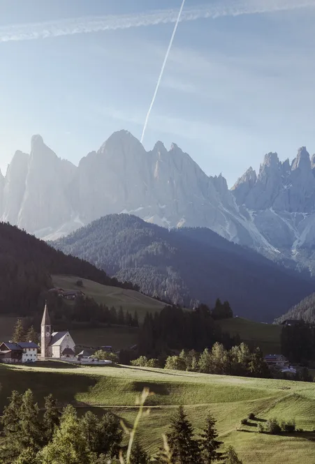Santa Maddalena a Funes: scenario montano di fama mondiale con icona delle Dolomiti e la pittoresca chiesa del paese