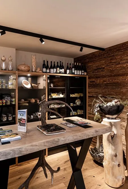 Hofladen mit regionalen Produkten in Holzregalen