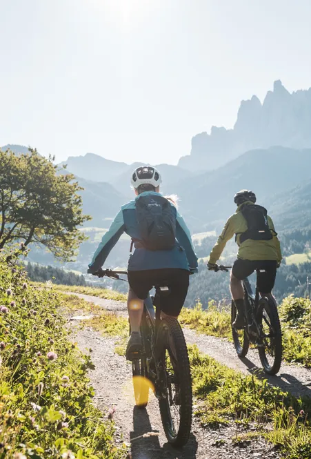 Mountainbiker auf der Route von Brixen nach Villnöß – sportliche Radtour durch Südtiroler Dolomitenlandschaft