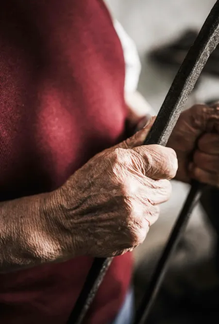 Handwerkerhände mit Schmiedewerkzeug – traditionelles Südtiroler Handwerk in Villnöß-Lüsen