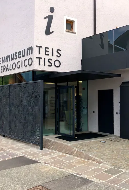 Museo dei Minerali Tiso: ingresso al museo con tesori di minerali regionali delle Dolomiti di Funes