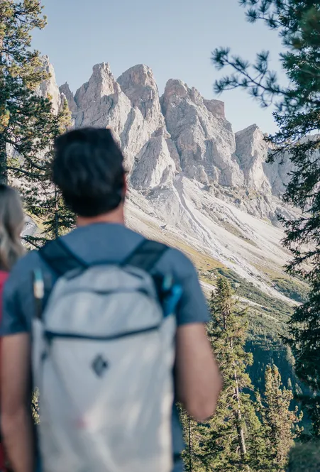 Panoramic trail with spectacular Geisler view in Villnöß – UNESCO World Heritage Dolomites and mountain scenery in sunshine
