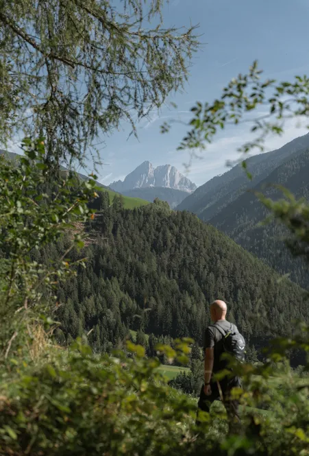 Alpine hike with view of the distinctive Peitlerkofel near Luson – gentle mid-mountain and Dolomite panorama