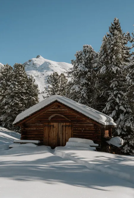 Paesaggio invernale al Petrundergampl nelle Dolomiti con prati alpini innevati e panorama montano