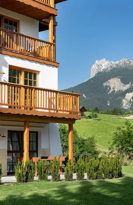 Villa Messner in Villnöß – elegante Unterkunft mit historischem Charme vor imposanter Geisler-Bergkulisse