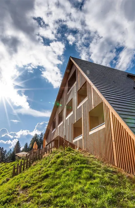Almhotel Oberhauserhütte auf der Lüsner Alm – traditionelle Südtiroler Bergunterkunft mit Dolomitenpanorama