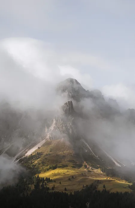 Peitlerkofel Dolomitengipfel mit Wolken und Almwiesen im dramatischen Abendlicht, Lüsen Südtirol