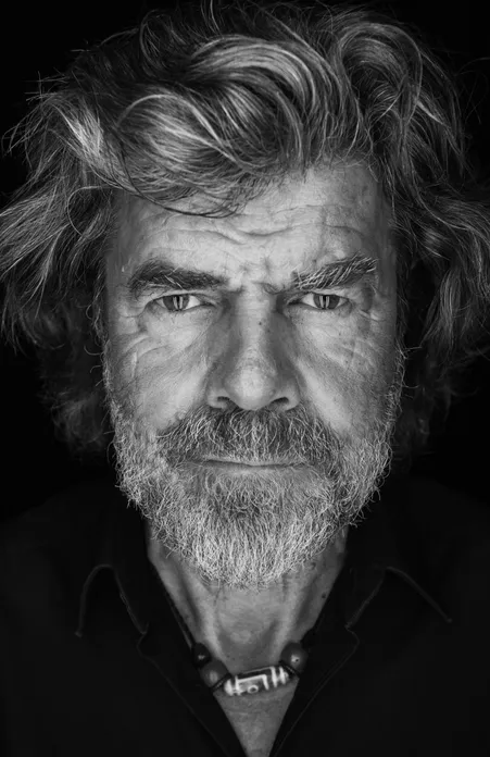Reinhold Messner in espressivo ritratto in bianco e nero – famoso alpinista e figlio della Val di Funes in Alto Adige