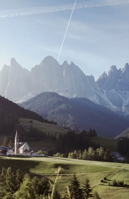 Santa Maddalena a Funes: scenario montano di fama mondiale con icona delle Dolomiti e la pittoresca chiesa del paese