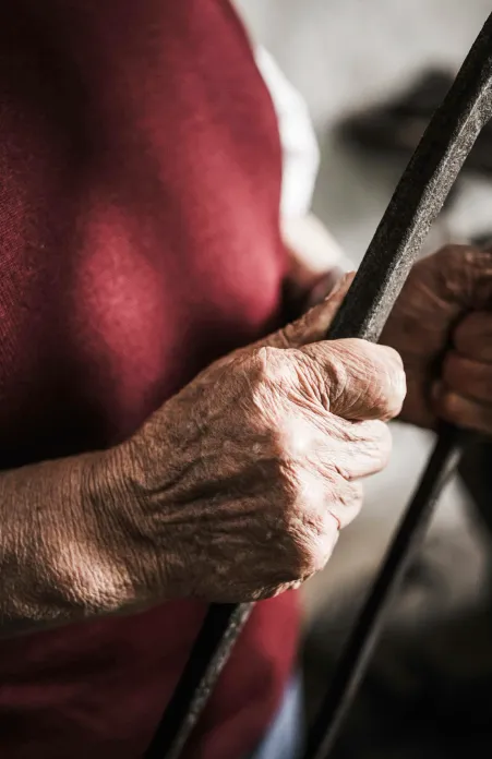 Handwerkerhände mit Schmiedewerkzeug – traditionelles Südtiroler Handwerk in Villnöß-Lüsen