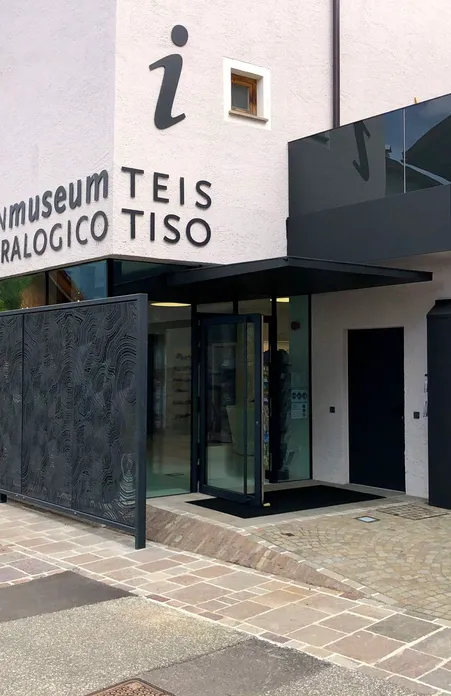 Museo dei Minerali Tiso: ingresso al museo con tesori di minerali regionali delle Dolomiti di Funes