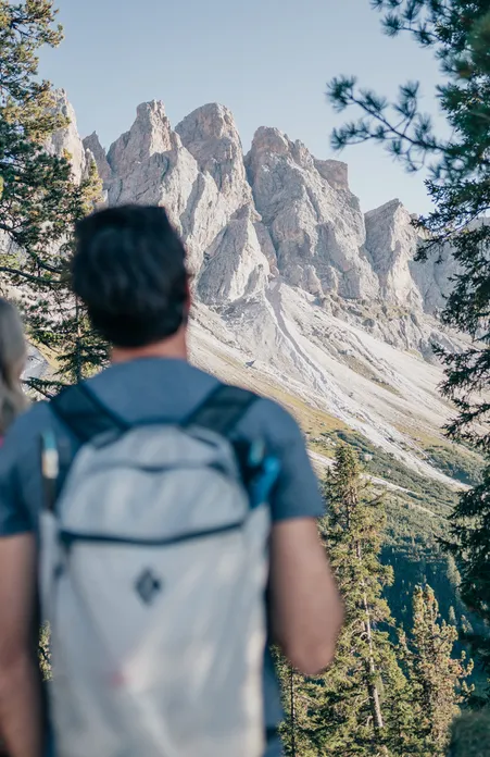 Sentiero panoramico con spettacolare vista sulle Odle a Funes – Patrimonio Mondiale UNESCO Dolomiti e scenario montano al sole