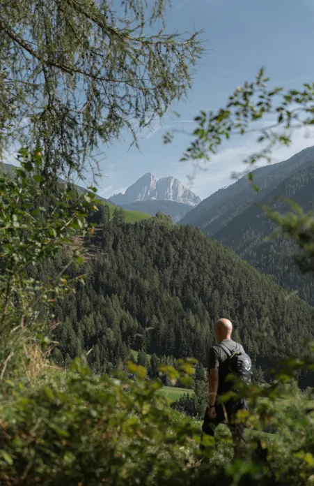 Escursione alpina con vista sul caratteristico Sass de Pütia presso Luson – dolci medie montagne e panorama dolomitico